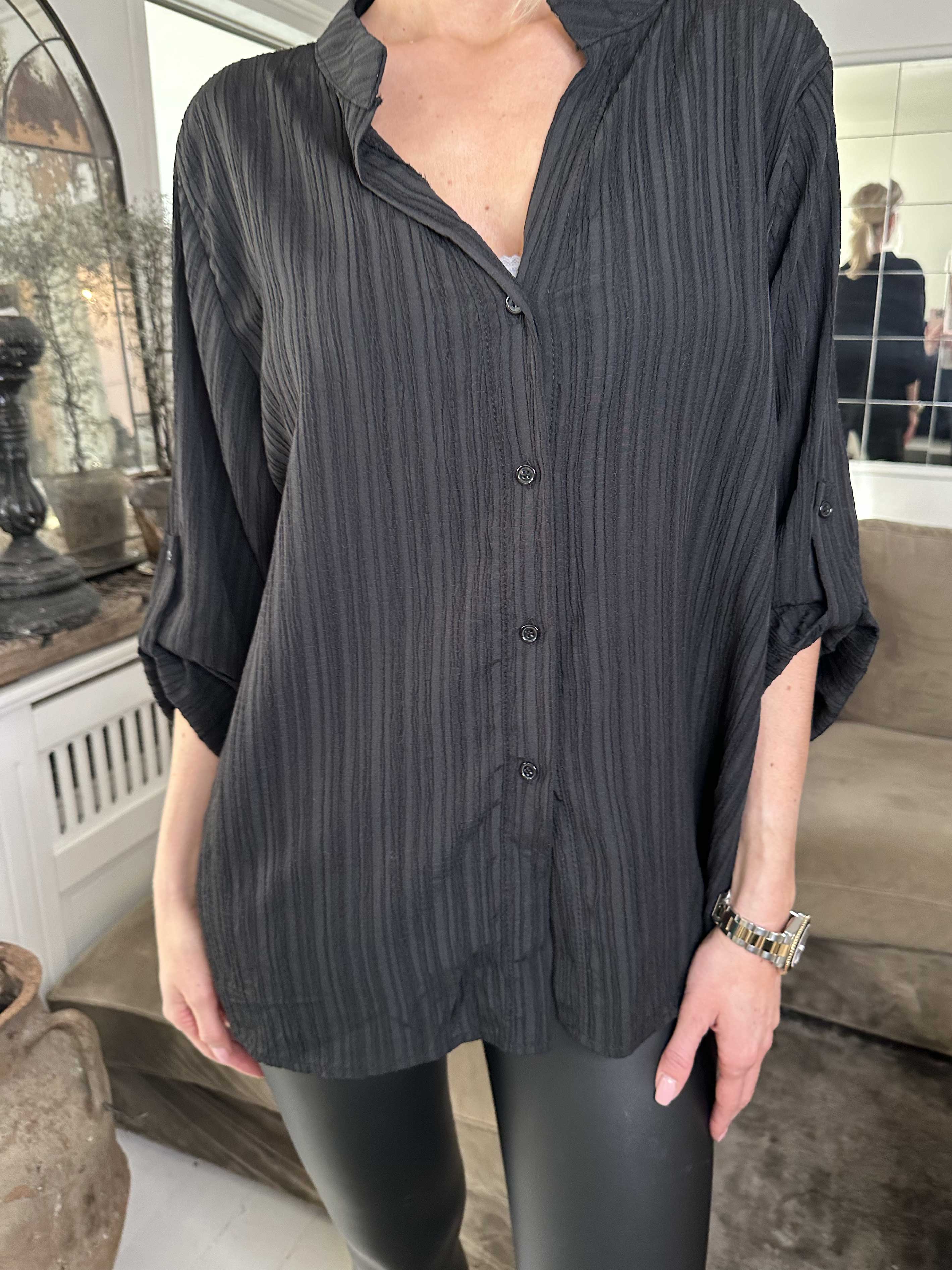 Karah - Ensfarvet skjorte i crepet look